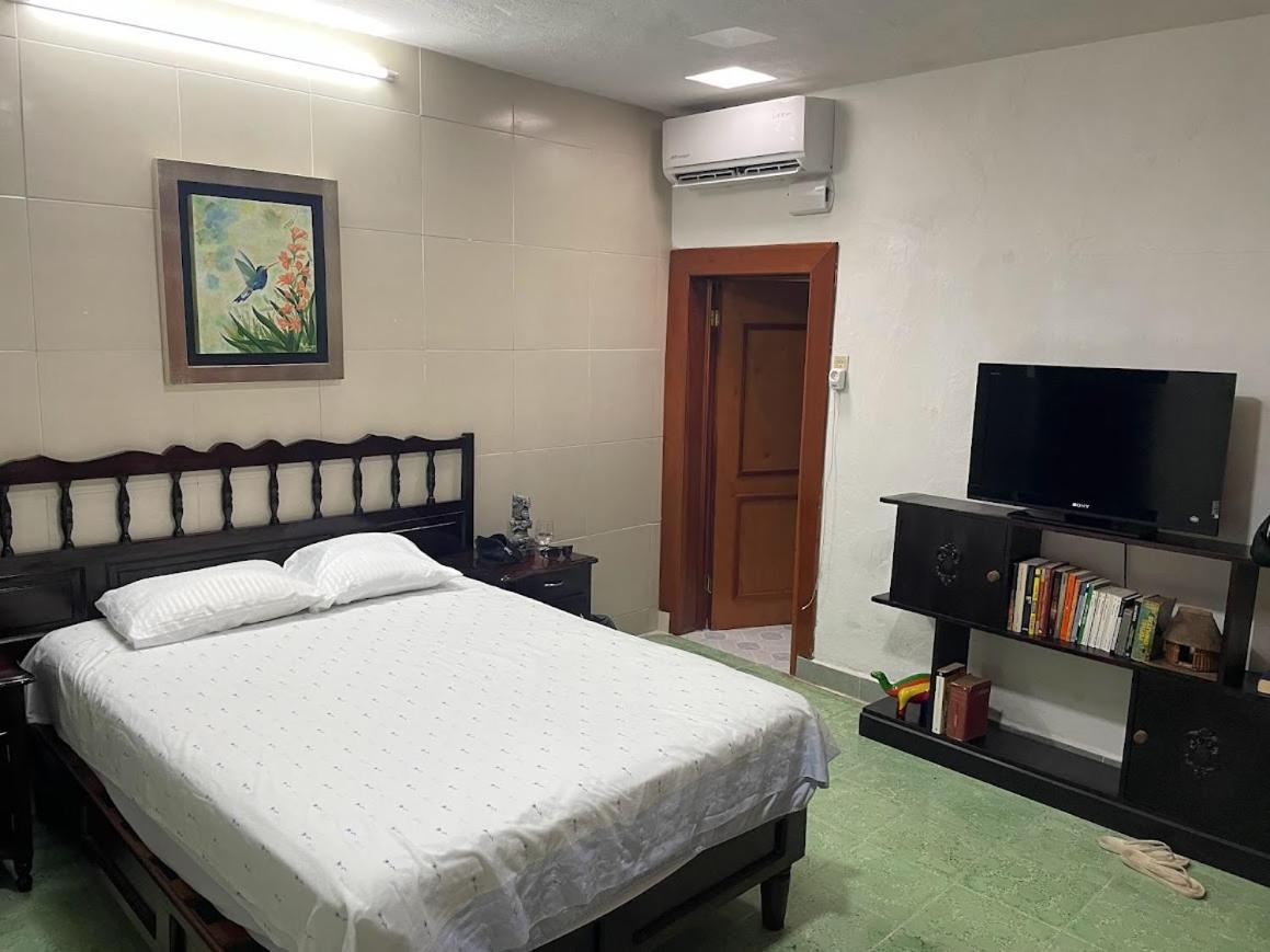 Hostal Casa Cucu - Wifi, Hot Water, Ac, Free Water Refill - Stay 3 Nights Or More And Get 1 Day Free Bikes & 1 Free Laundry Wash Valladolid  Exterior photo